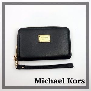 MICHAEL KORS SMALL MERCER WRISTLET WALLET